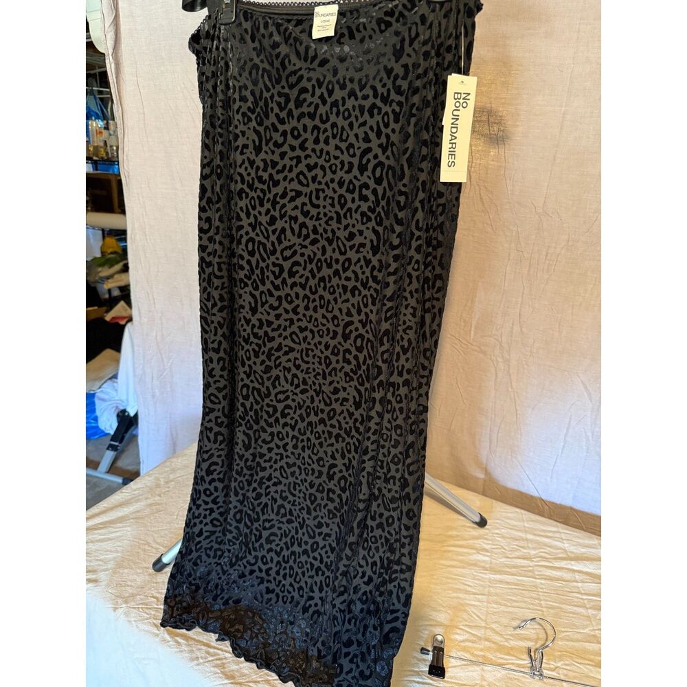 NWT - No Boundaries Black Velvet & Satin Midi Skirt - Elastic Waist - Size L - Picture 3 of 3